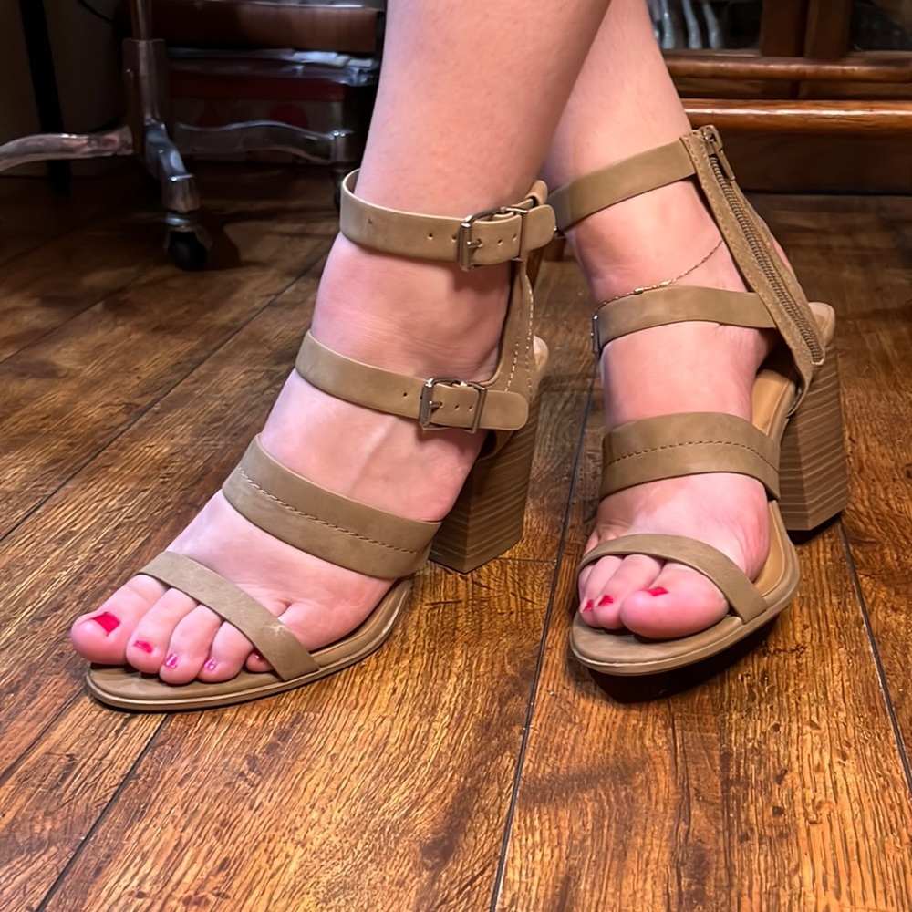 SUPER TRENDY SUEDE BEIGE BLOCK HEELED SANDALS 👡